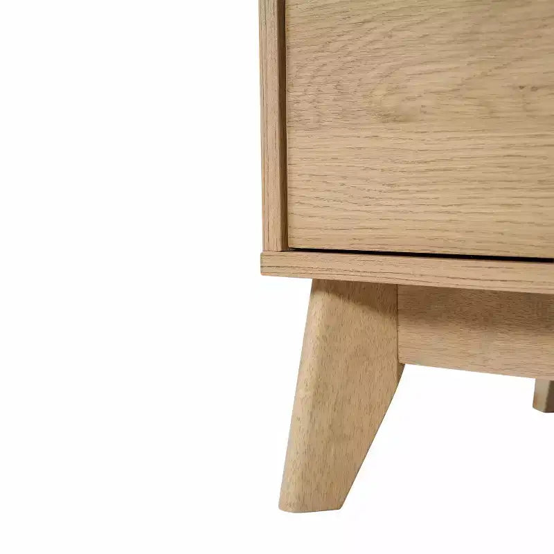Buffet en bois moderne du milieu du siècle Emma et Oliver avec portes à fermeture douce, étagères et pieds fuselés élégants avec patins de protection de plancher
