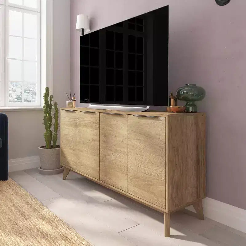 Buffet en bois moderne du milieu du siècle Emma et Oliver avec portes à fermeture douce, étagères et pieds fuselés élégants avec patins de protection de plancher