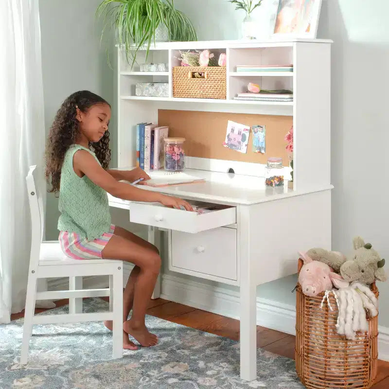 Guidecraft Madison Bureau pour enfant avec huche et chaise – Blanc : Table d'écriture en bois pour chambre d'enfant avec rangement, Table d'étude en bois pour enfants avec huche