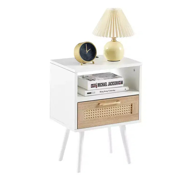 Table de chevet Mid-Century Moderne, table de chevet en rotin de 40 cm avec prise de courant et ports USB, tiroir, pieds en bois massif, table de nuit pour chambre à coucher.