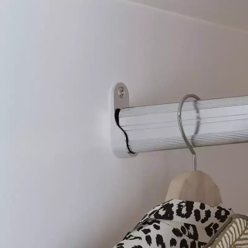 Armoire blanche Famapy avec tringle à vêtements et portes miroir