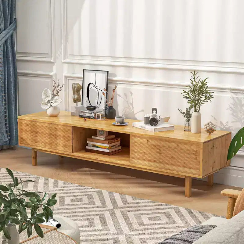 Meuble TV Costway 63 en bambou avec 3 compartiments de rangement, portes coulissantes et armoire de rangement de style milieu du siècle