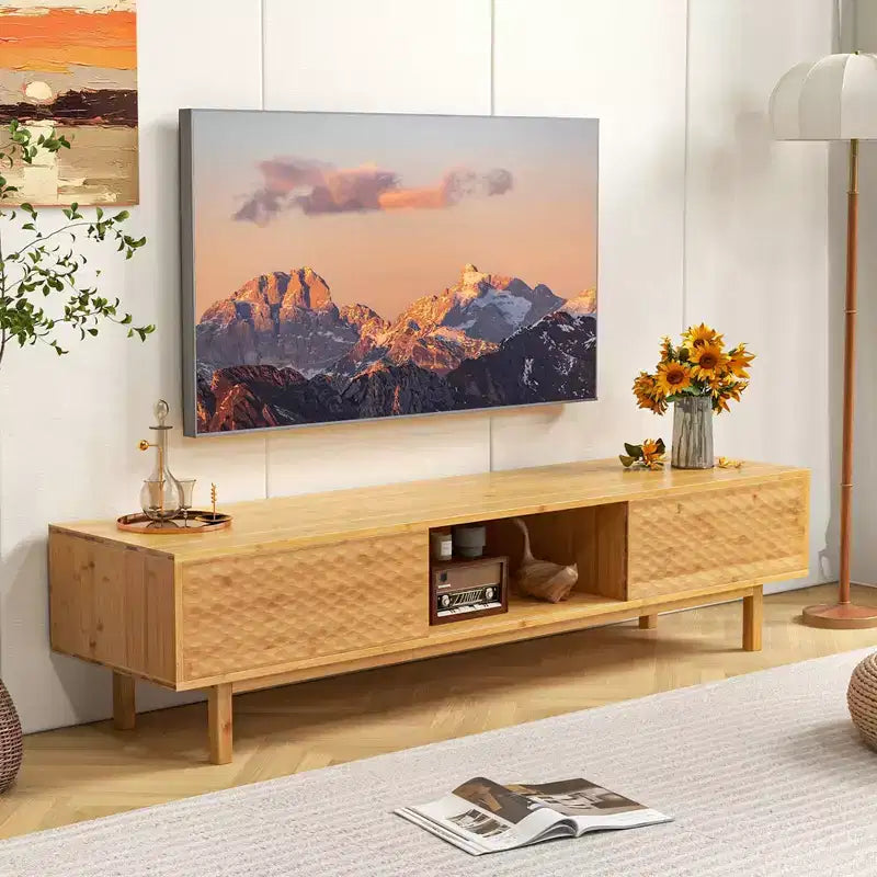 Meuble TV Costway 63 en bambou avec 3 compartiments de rangement, portes coulissantes et armoire de rangement de style milieu du siècle