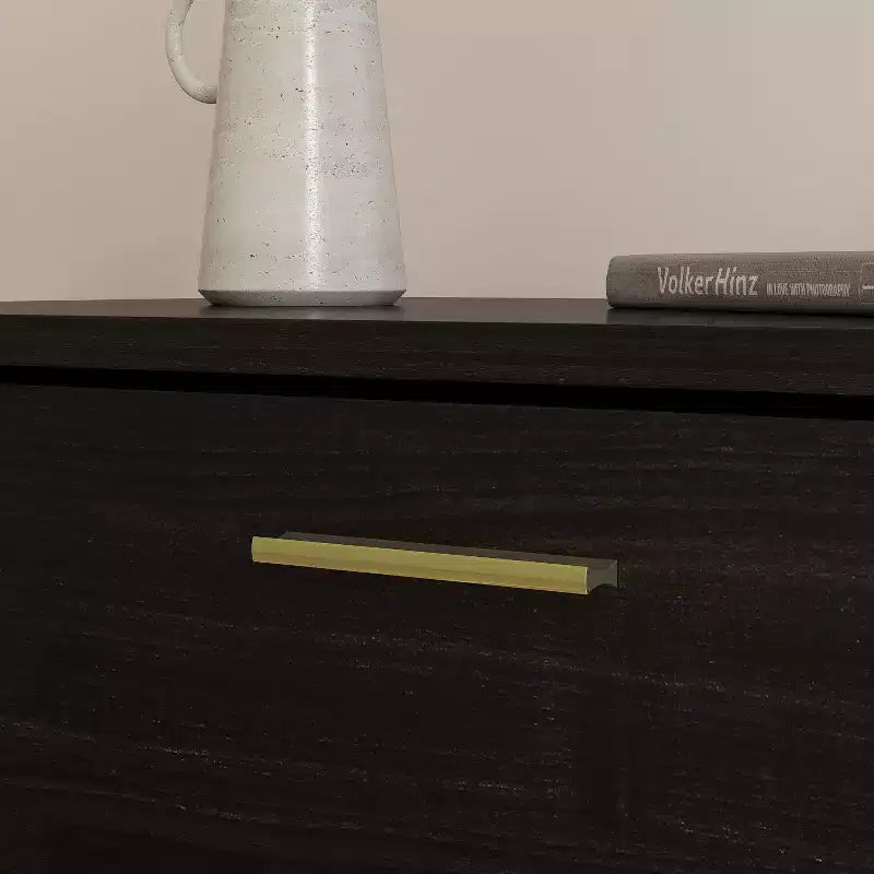 Commode moderne Famapy à 5 tiroirs avec pieds et poignées en métal