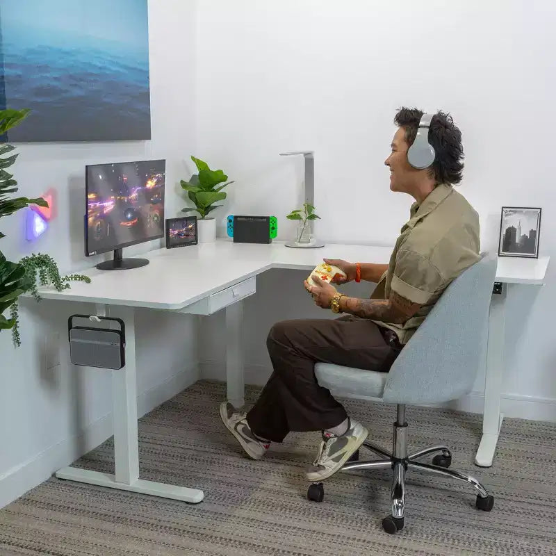 Mount-It! Grand bureau d'angle électrique réglable en hauteur, bureau debout automatique avec réglage en hauteur ergonomique et fluide, cadre en acier, blanc