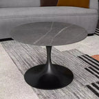 Table basse ronde Verve 27 de LeisureMod - Plateau en pierre frittée et piètement en acier noir moderne, table d'appoint pour salon contemporain