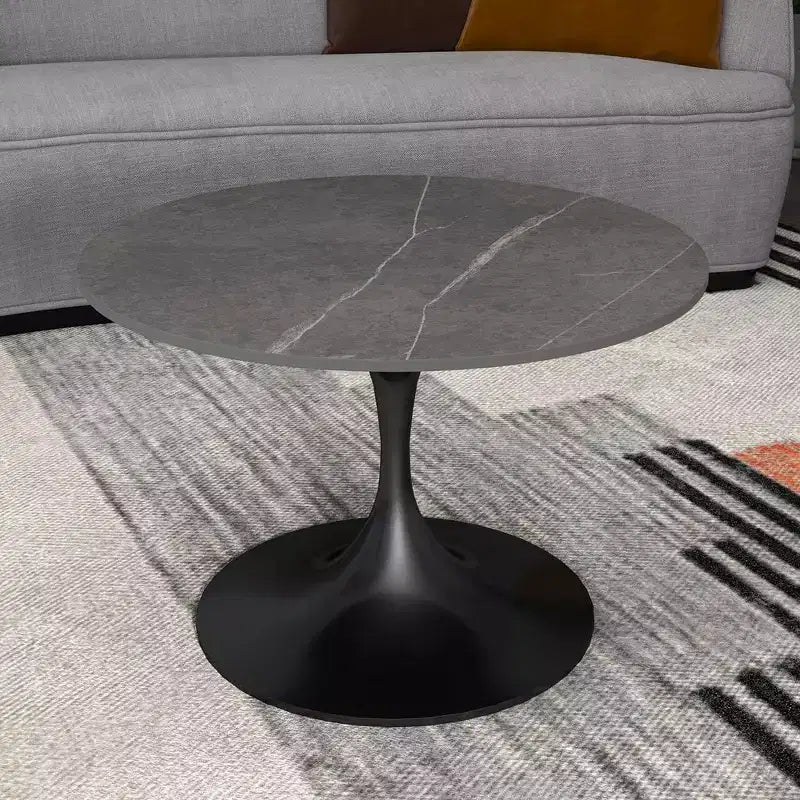 Table basse ronde Verve 27 de LeisureMod - Plateau en pierre frittée et piètement en acier noir moderne, table d'appoint pour salon contemporain
