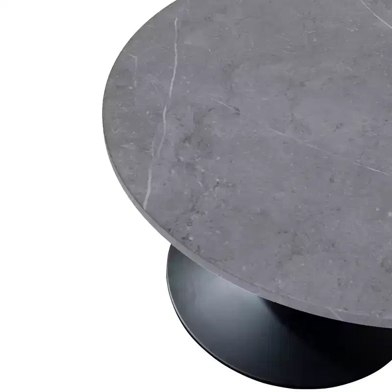 Table basse ronde Verve 27 de LeisureMod - Plateau en pierre frittée et piètement en acier noir moderne, table d'appoint pour salon contemporain