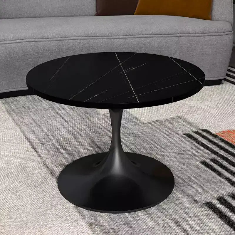 Table basse ronde Verve 27 de LeisureMod - Plateau en pierre frittée et piètement en acier noir moderne, table d'appoint pour salon contemporain
