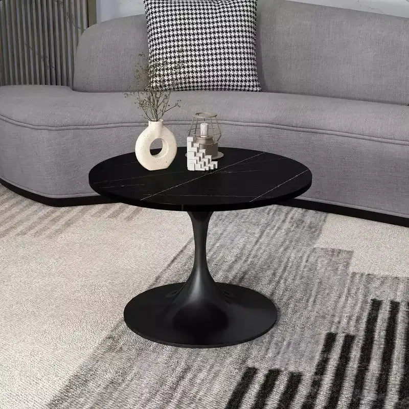 Table basse ronde Verve 27 de LeisureMod - Plateau en pierre frittée et piètement en acier noir moderne, table d'appoint pour salon contemporain