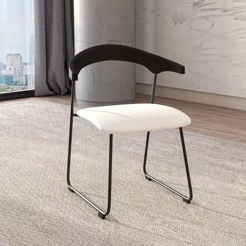 LeisureMod Lyra Series - Lot de 2 chaises de salle à manger modernes rembourrées, assise en cuir avec dossier en hêtre et pieds en fer, pour cuisine moderne, salle à manger, maison, café