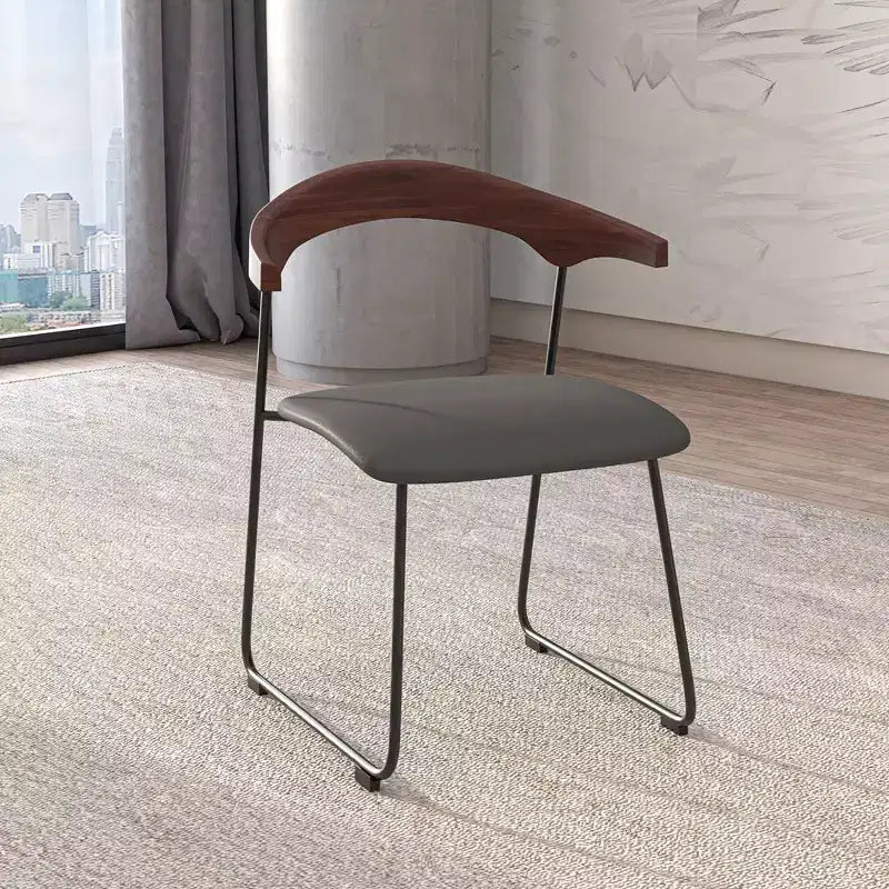 LeisureMod Lyra Series - Lot de 2 chaises de salle à manger modernes rembourrées, assise en cuir avec dossier en hêtre et pieds en fer, pour cuisine moderne, salle à manger, maison, café