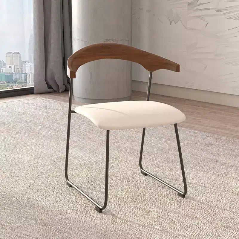 LeisureMod Lyra Series - Lot de 2 chaises de salle à manger modernes rembourrées, assise en cuir avec dossier en hêtre et pieds en fer, pour cuisine moderne, salle à manger, maison, café