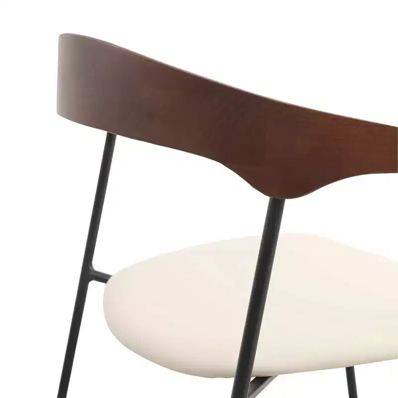 LeisureMod Lyra Series - Lot de 2 chaises de salle à manger modernes rembourrées, assise en cuir avec dossier en hêtre et pieds en fer, pour cuisine moderne, salle à manger, maison, café
