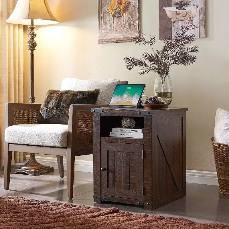 Table de chevet avec station de recharge, table d'appoint de ferme de 50,8 cm avec porte coulissante à rainures et étagère réglable pour chambre à coucher