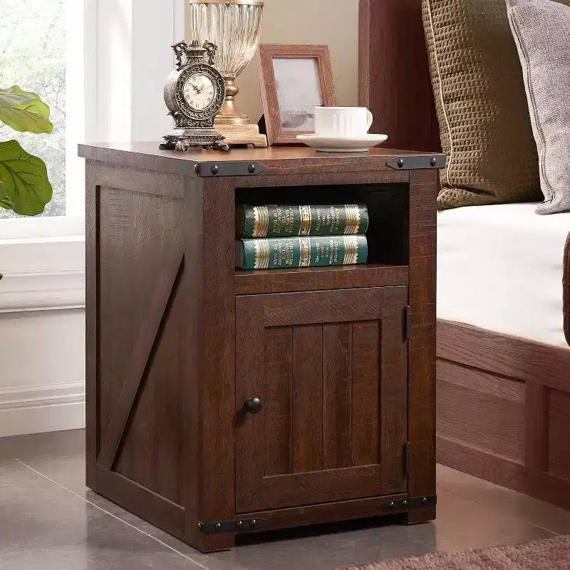 Table de chevet avec station de recharge, table d'appoint de ferme de 50,8 cm avec porte coulissante à rainures et étagère réglable pour chambre à coucher