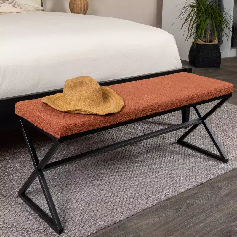 Banc en métal Harper avec coussin en tissu bouclette