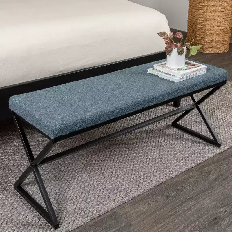 Banc en métal Harper avec coussin en tissu bouclette