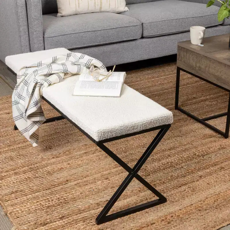 Banc en métal Harper avec coussin en tissu bouclette