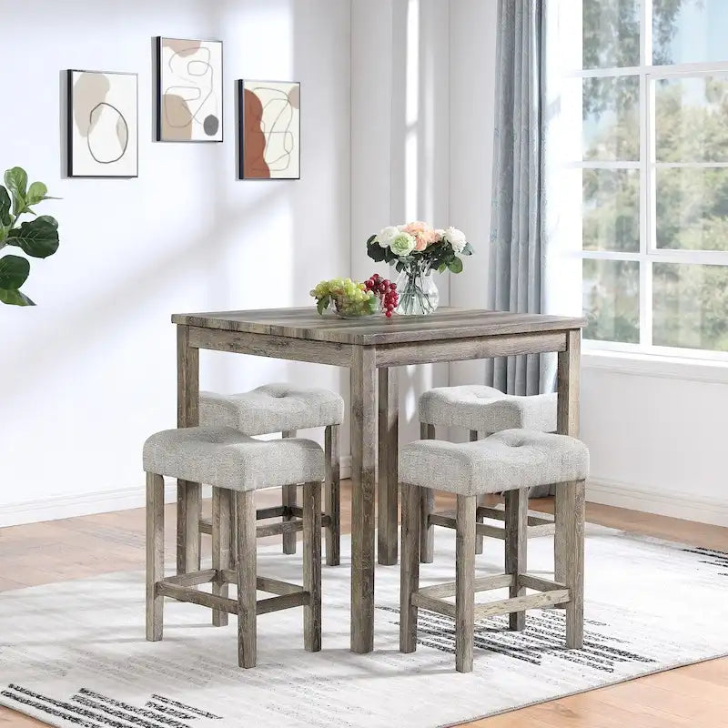 Table carrée en bois massif avec quatre chaises de salle à manger rembourrées
