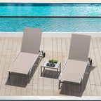 Deux chaises longues d'extérieur avec 1 table