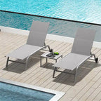 Deux chaises longues d'extérieur avec 1 table