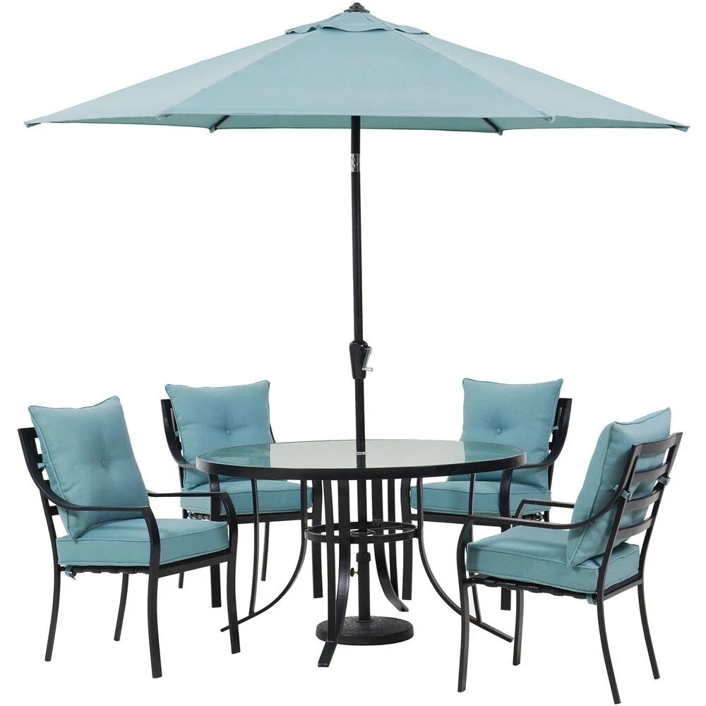 Ensemble de salle à manger Hanover Lavallette 5 pièces bleu océan avec 4 chaises fixes, une table ronde en verre de 52 pouces, un parasol et une base