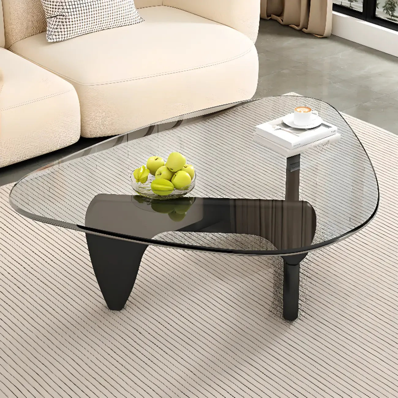 Table basse triangulaire en bois avec plateau en verre