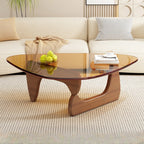 Table basse triangulaire en bois avec plateau en verre