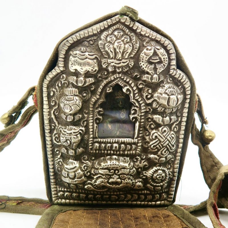 Ghau bouddhiste traditionnel en cuivre et argent forme longue DZ Galerie d'art à Nice
