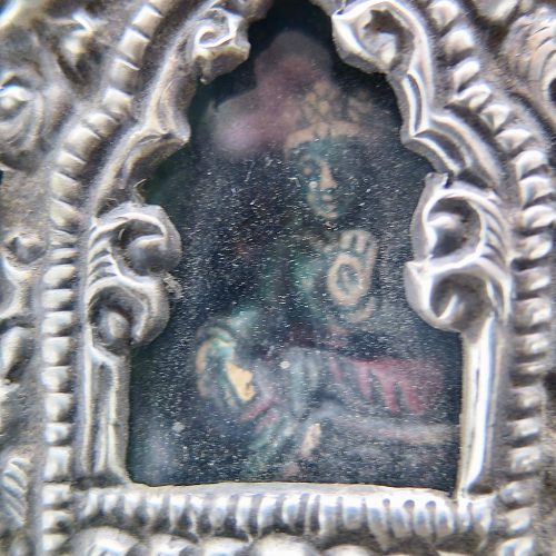 Ghau bouddhiste traditionnel en cuivre et argent forme longue DZ Galerie d'art à Nice focus statuette