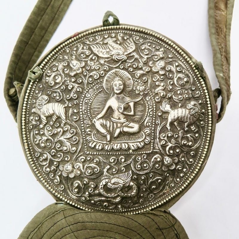 Ghau bouddhiste traditionnel en cuivre et argent forme ronde DZ Galerie d'art à Nice